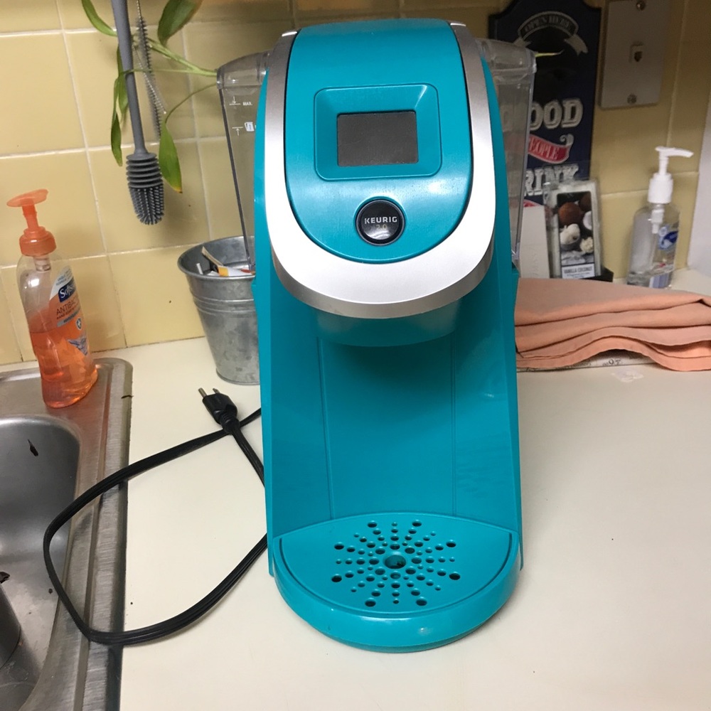 Keurig coffee maker + 50 ct Dunkin Donuts pods